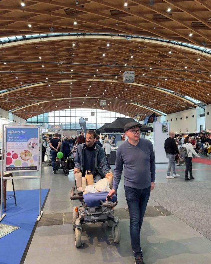 Konnten am vorletzten Tag noch auf die Offerta hier in Karlsruhe. Mit einem 20 Jahre alten Rollstuhl, den wir mit Ersatzteilen von eBay am laufen halten. 
Der neue wird noch auf sich warten lassen. Nachdem wir 2 mal mit dem jetzt 7 Jahre alten Rollstuhl liegengeblieben waren und das Sanitätshaus den Fehler nicht finden konnte, haben wir den zurückgegeben. Das Sanitätshaus wollte natürlich sofort einen sehr teuren neuen verkaufen, den wir nicht wollten. Ist viel zu groß und zu schwer. Das Sanitätshaus war dann offensichtlich beleidigt und hat der Krankenkasse angegeben, Chrsitian würde den Rollstuhl nicht mehr benötigen. Dauert jetzt bis wir das wieder geregelt haben. Haben aber ein Neues Sanitätshaus gefunden, dass für Christian einen günstigen und passenden Rollstuhl baut. Wird schon werden.😊 Euch allen ein schönes Wochenende.😊