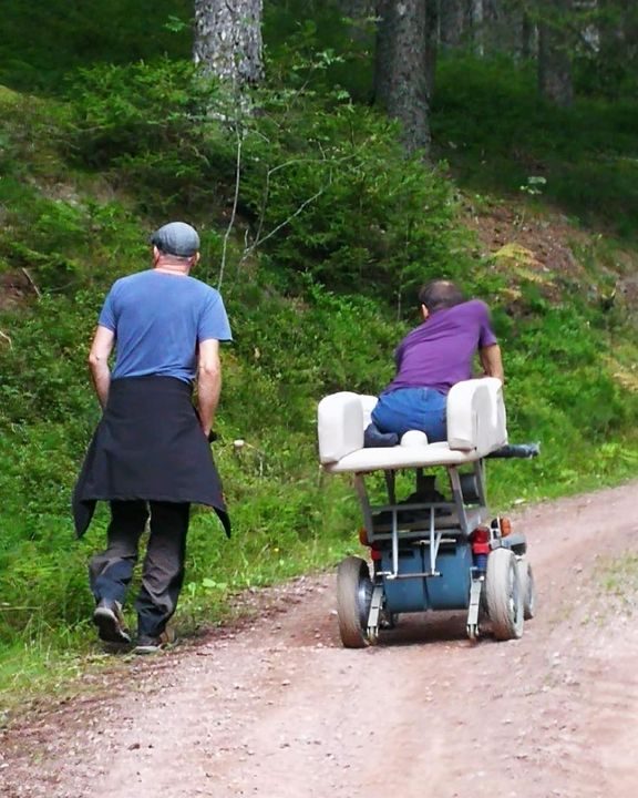 Wir sind kämpfen gewohnt und wissen wie anstrengend es ist und wie oft man dabei an seine Grenzen stoßt.
Und auch ohne eine Behinderung müssen viele kämpfen, zur Zeit jeder.
Man versucht einfach immer weiterzumachen, Schritt für Schritt zu gehen.
Liebe zu schenken, weil es gut tut und man gelegentlich Liebe zurück bekommt.
Vertrauen zu haben, weil es gut ist zu Vertrauen und es oft belohnt wird.
Aufmerksam zu sein, damit die Dinge nicht aus dem Ruder laufen.
Manchmal ist es wichtig sich zu besinnen und wichtige Entscheidungen zu treffen.
Die Energie, die man da braucht und die da entsteht, ist für uns der Nährboden unseres Lebens.
Noch nie war es so schwer dieses Gleichgewicht zu halten. 
Hoffentlich bleiben wir uns alle erhalten und werden gemeinsam wieder einfachere Zeiten erleben.
Hier heute ganz lieben Dank an alle Freunde und Menschen, die uns verbunden sind und uns Zuversicht schenken und die den Zusammenhalt schätzen, den es gerade jetzt so braucht.