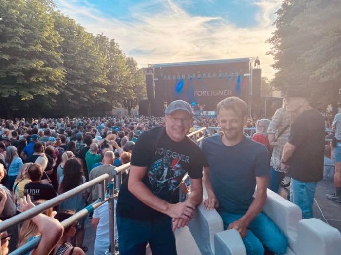 Die Musik mit der man aufgewachsen ist, bleibt immer besonders. Tolles Konzert gestern vor dem Schloss Bruchsal.
Foreigner sind eine tolle Band auch ohne die Originalbesetzung. 
Und schön, wenn man dort auch Freunde und nette Leute trifft.
