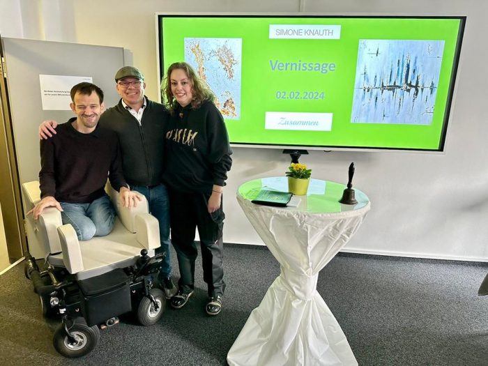 War eine tolle Vernissage bei Christians Cousine. Unter dem Titel „Zusammen“ kann man ihre Ausstellung beim Badischen Landesverein für Innere Mission in der Südendstraße 12 in Karlsruhe bis Ende Mai besuchen. Öffnungszeiten von 9 bis 16 Uhr. Zu sehen sind Werke verschiedener Techniken.
„Zusammen“ geht vieles einfacher, auch Herausforderungen von Krankheiten bewältigen.
Eine Gemeinsamkeit von Christian und seiner Cousine, unter deren Motto sie Ihre erste Ausstellung gestellt hat. KreativweltLaden
#knauthsimone #zusammen #freundschaft